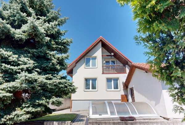 Na PREDAJ 5 izbový rodinný dom s bazénom Pezinok - Limbach