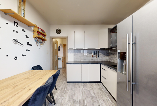 PREDAJ veľkého 3 izbového bytu