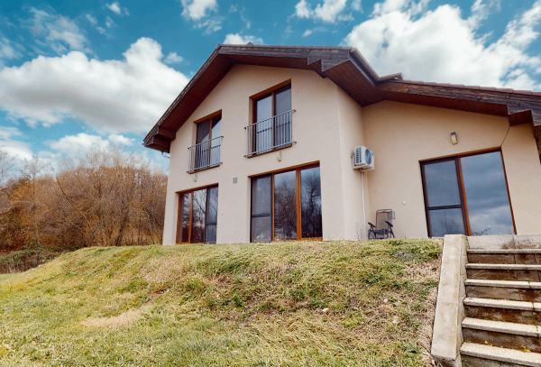 Na PREDAJ  5 izbový rodinný dom s nádherným výhľadom a garážou