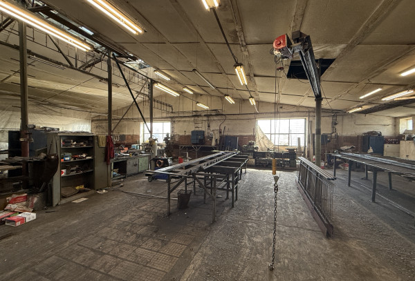 PRENÁJOM Priestranný sklad BÁHOŇ 1800 m2 + Zázemie 200 m2