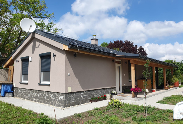 Pozemok 355 m2 so stavebným povolením malý bungalov Marianka