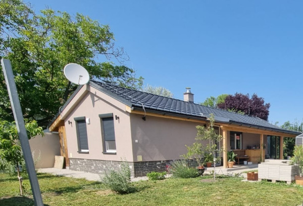 Pozemok 355 m2 so stavebným povolením malý bungalov Marianka