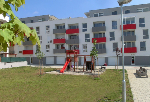 Na PRENÁJOM 2 izbový byt s balkónom a parkovacím miestom priamo pred vchodom, na sídlisku Muškát - Pezinok