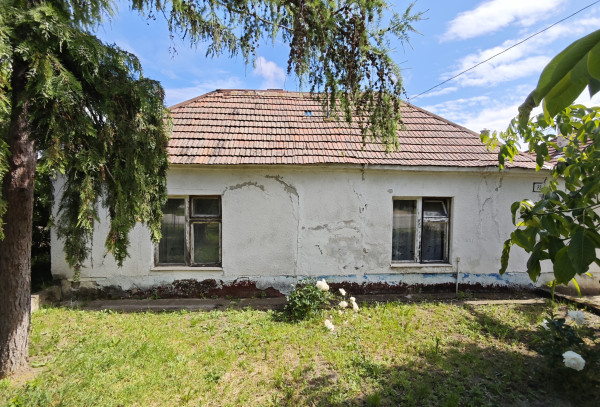 Na PREDAJ veľkorysý pozemok so starším domom v obci Dolné Orešany