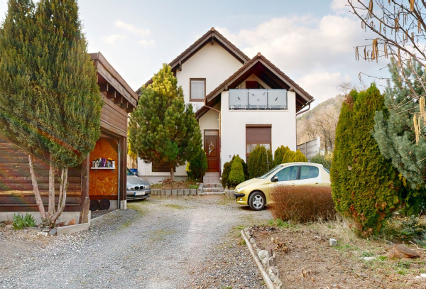 Na PREDAJ dvojpodlažný 6 izbový rodinný dom vo výbornej lokalite - Smolenice