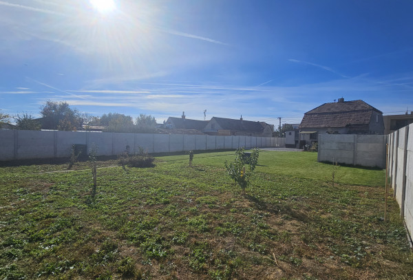 Pekný pozemok 830 m2 v Slovenskom Grobe so starším domom