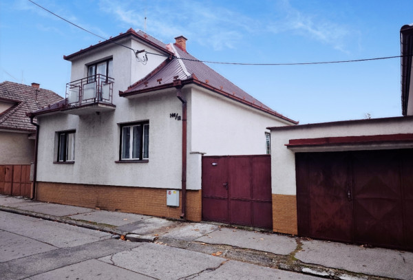 Priestranný rodinný dom so záhradou a garážou, Piešťany