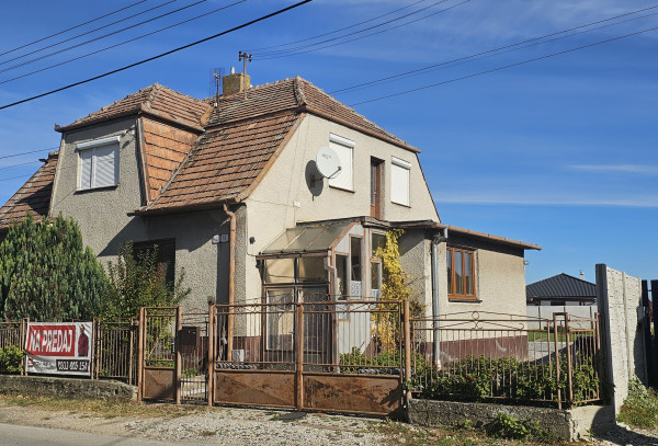 Na predaj rodinný dom Slovenský Grob, pivnica, pozemok 830m2