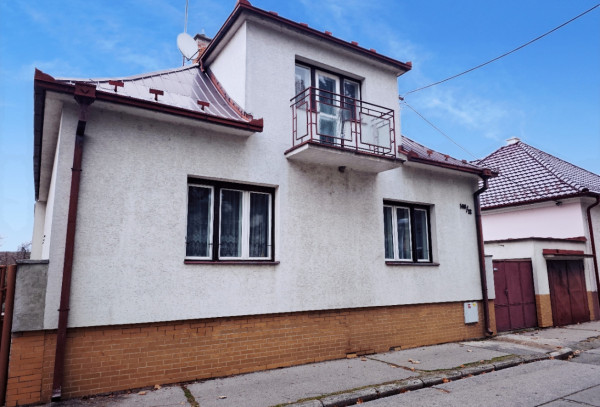 Rodinný dom so záhradou, zateplený, nová strecha, Piešťany