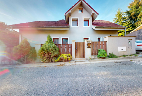 Viacgeneračný RD pod lesom v Borinke | 3 samostatné byty | Ideálny na bývanie aj investíciu