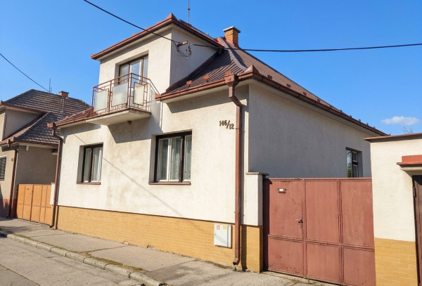 Rodinný dom so záhradou, zateplený, nová strecha, Piešťany