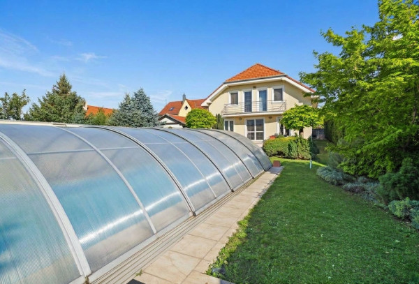 Na predaj: Luxusný 5-izbový rodinný dom s bazénom, saunou a dvojgarážou – Viničné (pozemok 1 316 m²)