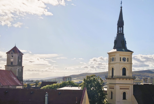 PRENÁJOM 2 izbový byt s balkónom v CENTRUM Pezinok Zahradná